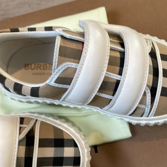 Burberry sneaker with single strap - Picture 5 of 10